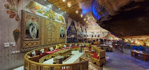 Melayani sarapan, makan siang, dan makan malam