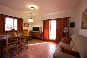 TV, DVD player, livros, aparelho de som