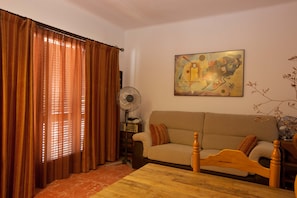 Téléviseur, lecteur de DVD, livres, chaîne audio