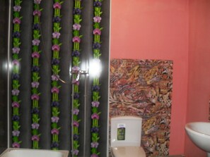 Dortoir Partagé Économique, hommes uniquement (6 beds) | Salle de bain | Douche, sèche-cheveux, serviettes fournies