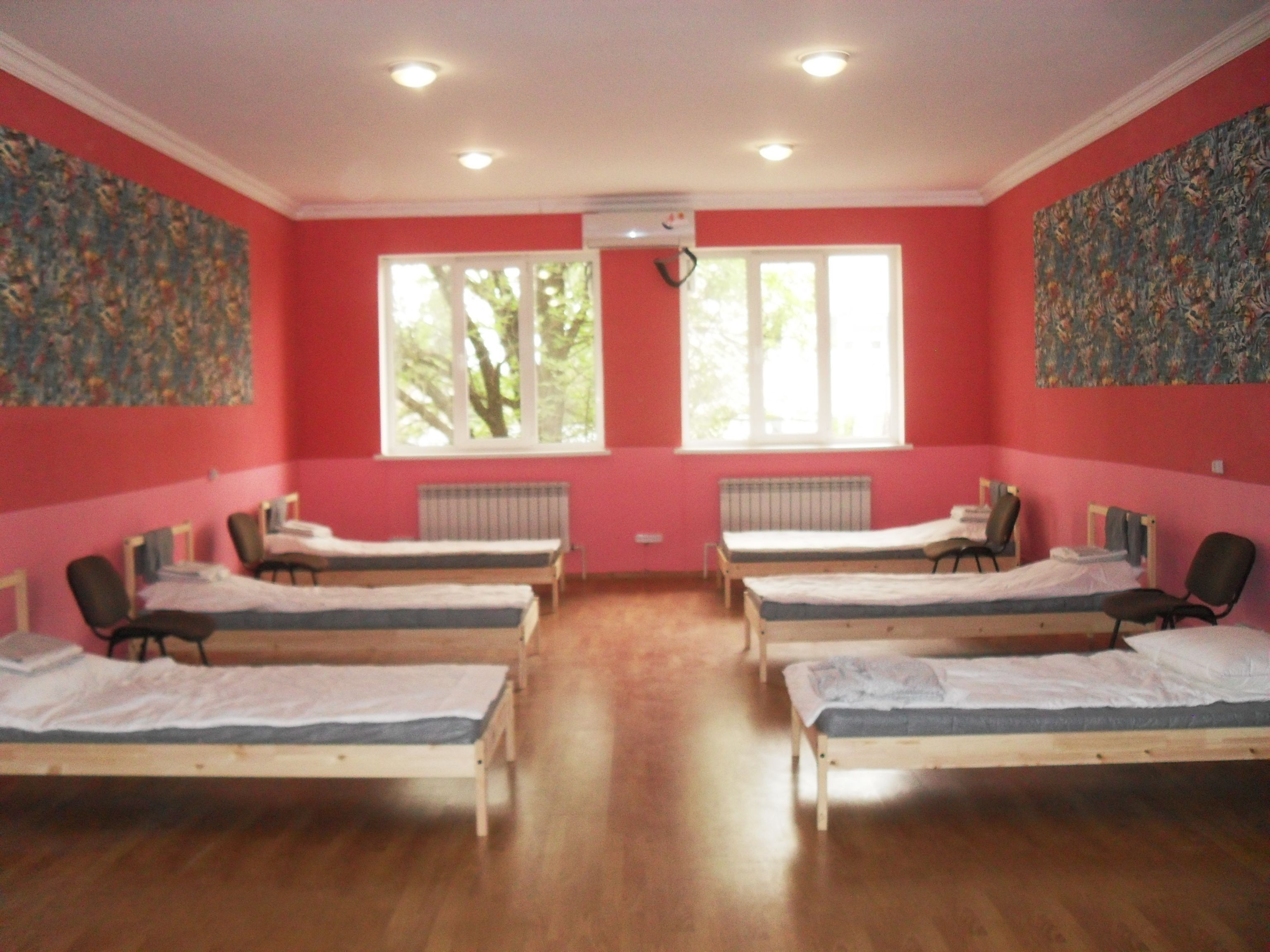 Dormitorio compartido económico, solo para hombres (6 beds) | Caja de seguridad en la habitación y tabla de planchar con plancha 