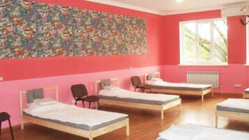 Dormitorio condiviso Economy, per soli uomini (6 beds) | Una cassaforte in camera, ferro/asse da stiro, Wi-Fi gratuito, lenzuola
