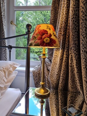 Tabla de planchar con plancha, wifi gratis y ropa de cama