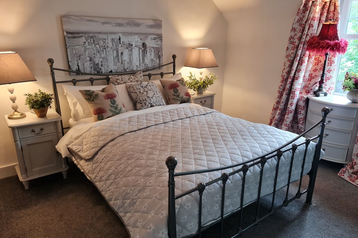 Habitación doble superior | Tabla de planchar con plancha, wifi gratis y ropa de cama