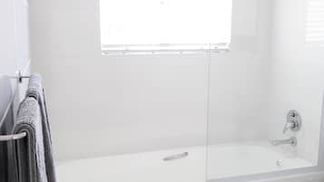 Căn hộ, 2 phòng ngủ | Phòng tắm | Buồng tắm vòi sen
