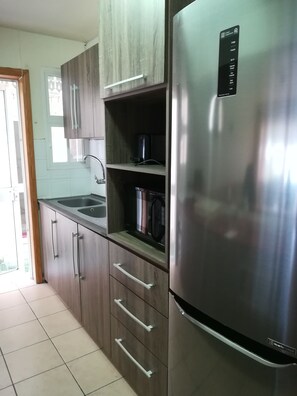 4 dormitorios, caja fuerte, escritorio y tabla de planchar con plancha