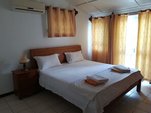 Villa clásica, 4 habitaciones | 4 dormitorios, caja fuerte, escritorio y tabla de planchar con plancha