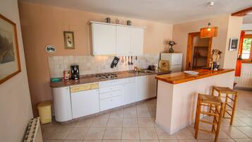 Kjøleskap, mikrobølgeovn, ovn og kokeplater