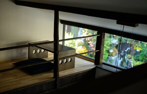 Shiki Homes | TSURU KAME 鶴亀 | บริเวณนั่งเล่น | ทีวีจอแบน 55 นิ้ว พร้อมช่องดิจิตอล, ทีวี