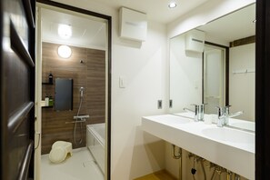 Shiki Homes | TSURU KAME 鶴亀 | Bathroom | Hair dryer, slippers, electronic bidet, towels - Shiki Homes TSURU KAME (Kyoto)