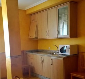 Kühlschrank, Mikrowelle, Herdplatte, Kochgeschirr/Geschirr/Besteck