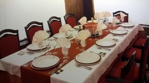 Zimmersafe, Schreibtisch, Verdunkelungsvorhänge, Babybetten