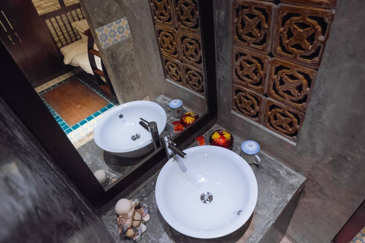 Bathroom sink