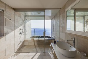 個別の浴槽とシャワー、温泉浴槽、バスアメニティ (無料)、ヘアドライヤー