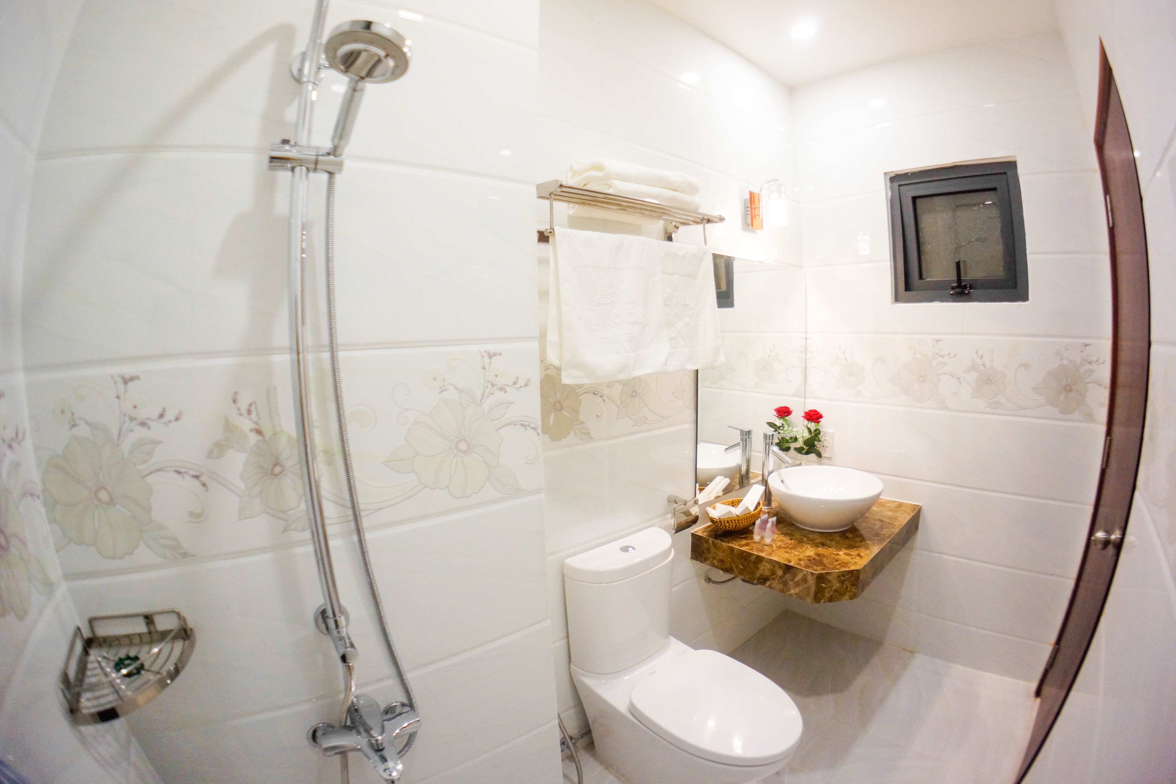 Un baño con ducha, inodoro y lavabo.