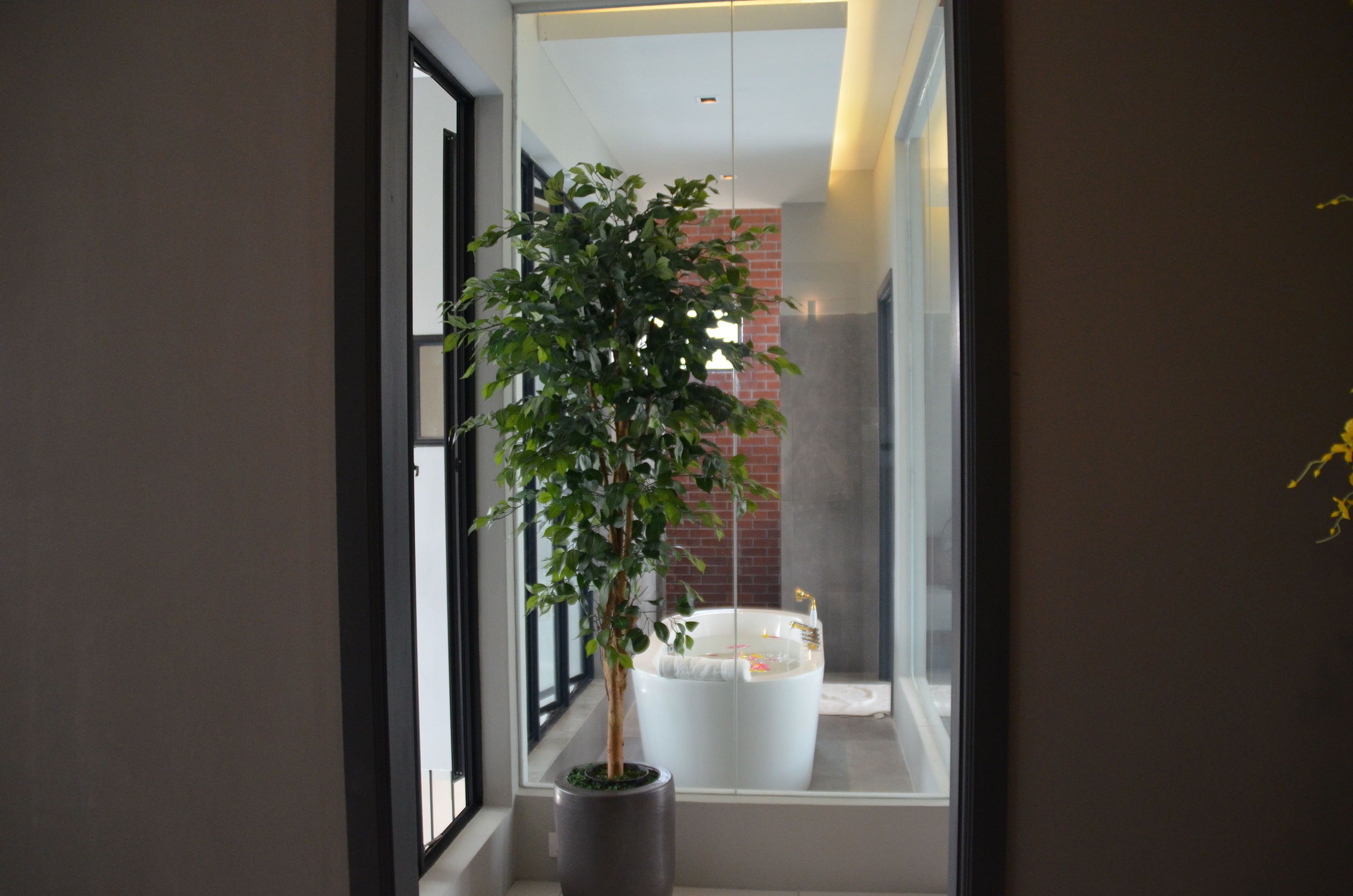 Deep-soaking bathtub