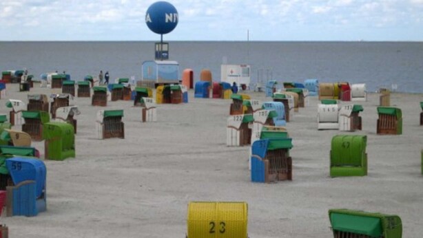 A beach with numerous numbered mailboxes in various colors. - Vacation home in Dornumersiel 20-138a - 200-138a (Dornum)