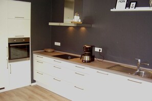 Kühlschrank, Mikrowelle, Ofen, Geschirrspüler