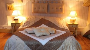 Romantic Room | Premium bedding, individually decorated, individually furnished - Manoir des Chanterelles (Meauzac)