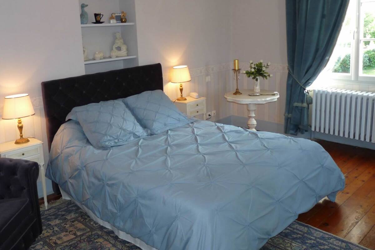 Tweepersoonskamer (Lafrançaise) | Luxe beddengoed, verduisterende gordijnen, een strijkplank/strijkijzer