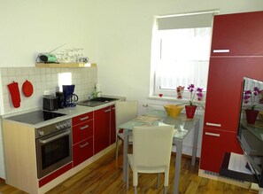 Refrigerador, horno, cafetera y tetera y tetera eléctrica