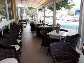 Outdoor dining - Hotel Maxim (Misano Adriatico)