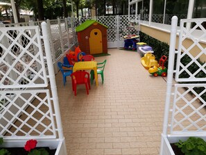 子供用の遊び場 - 屋外