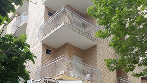 En byggnad med en skylt där det står ”Alberto Maxim”.