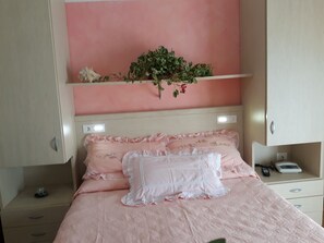 Desk, free cribs/infant beds, free WiFi, bed sheets - Hotel Maxim (Misano Adriatico)