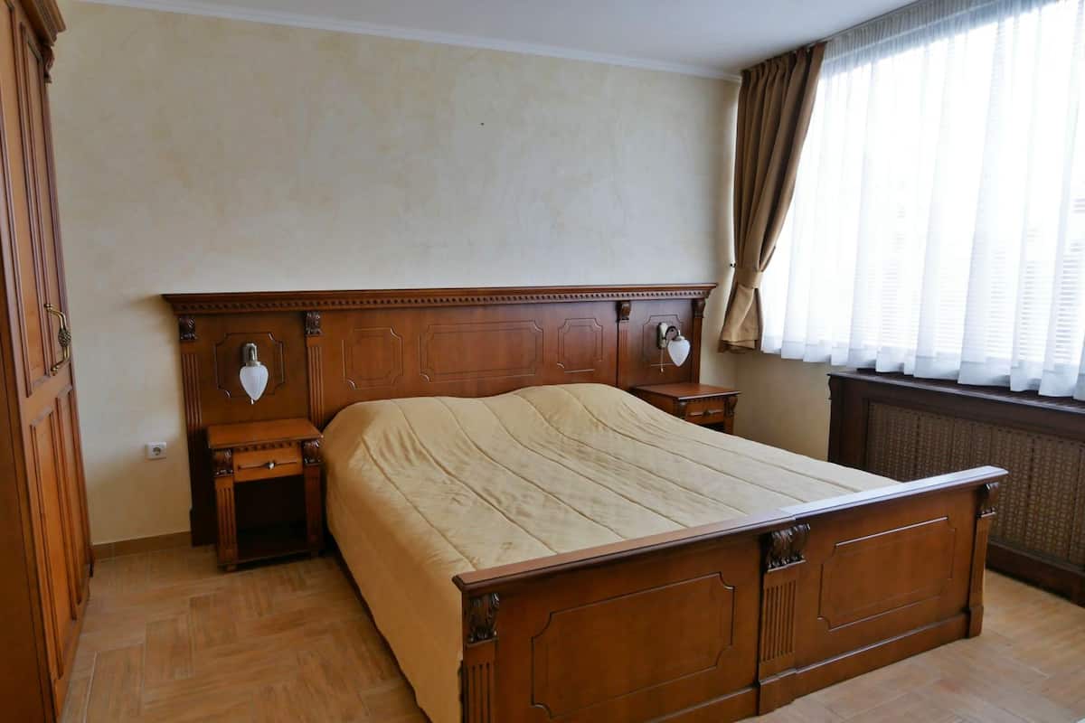 Comfort kamer, 1 twee- of 2 eenpersoonsbedden | 1 slaapkamer, een minibar, een kluis op de kamer, een bureau
