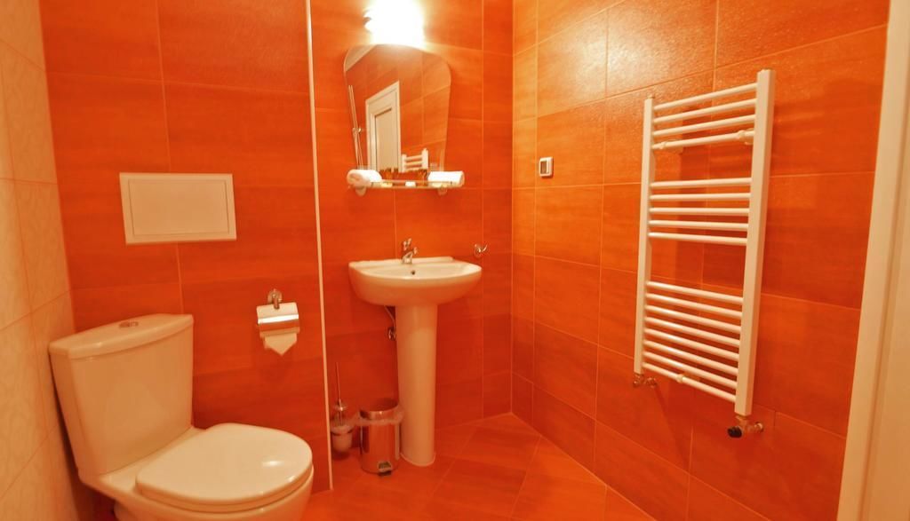 comfort double or twin room | bathroom | combined shower/bathtub, free toiletries, hair dryer, bathrobes