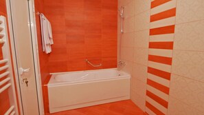 Comfort-Doppel- oder -Zweibettzimmer | Badezimmer | Duschwanne, kostenlose Toilettenartikel, Haartrockner, Bademäntel