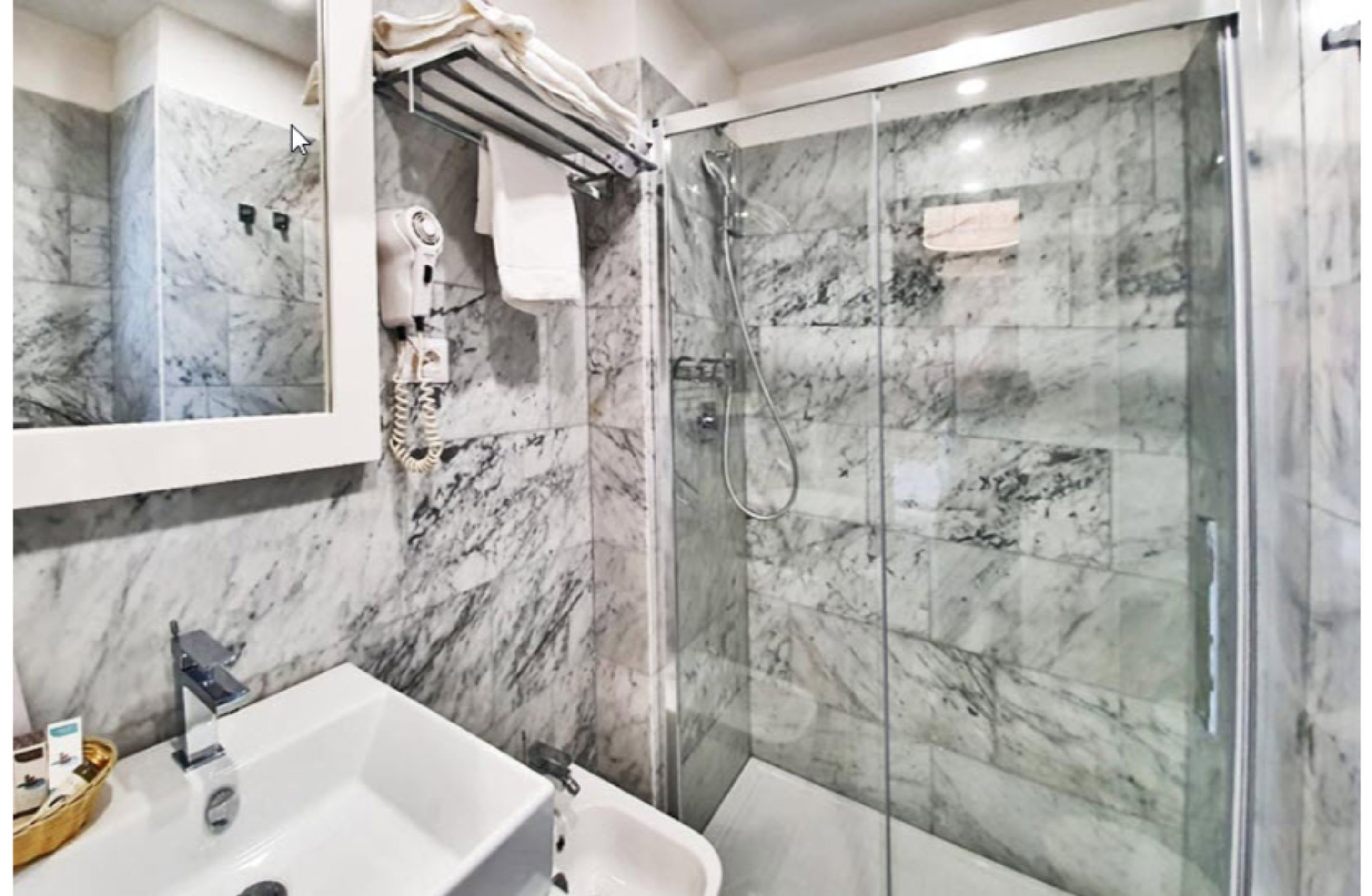 economy double room | bathroom | shower, free toiletries, hair dryer, bidet