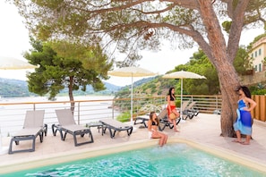 Outdoor pool, sun loungers - Hotel Plaza (Porto Azzurro)