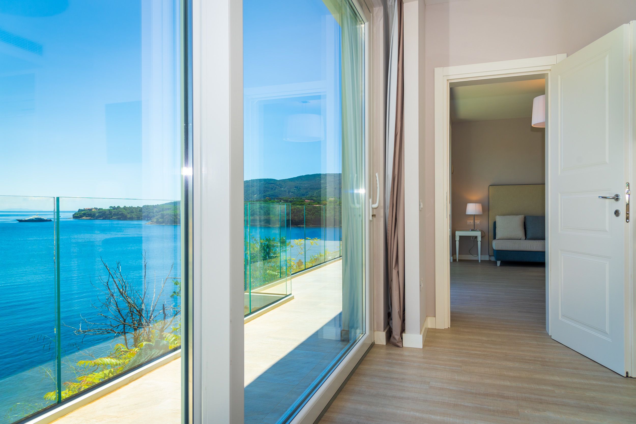 suite, hot tub | down duvets, pillow-top beds, minibar, in-room safe