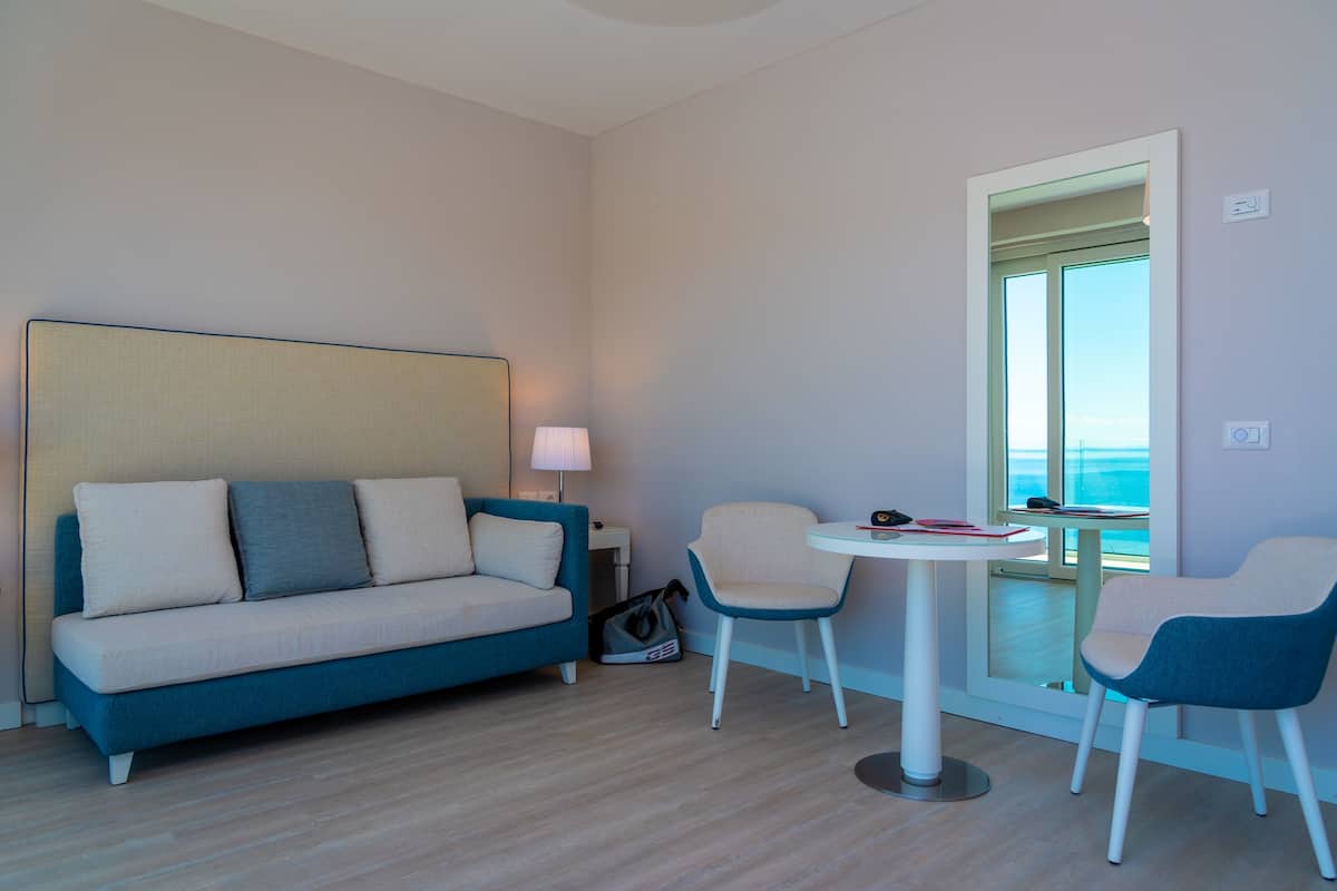 suite, hot tub | down duvets, pillow-top beds, minibar, in-room safe