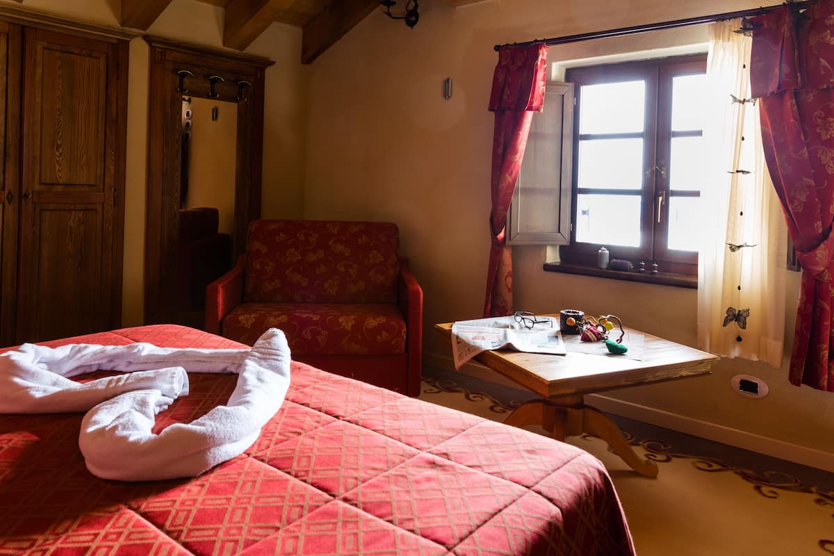 Een kluis op de kamer, een bureau, verduisterende gordijnen, babybedden