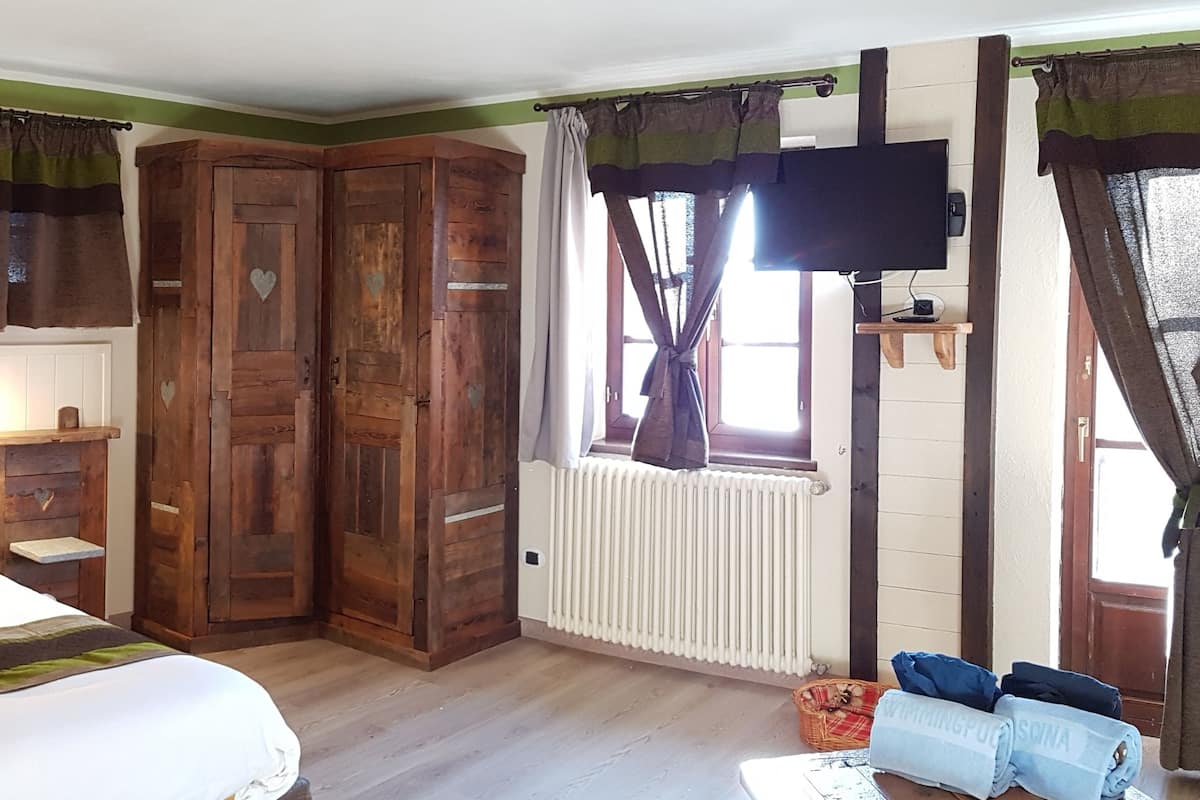 comfort triple room, balcony | in-room safe, desk, blackout curtains, cots/infant beds