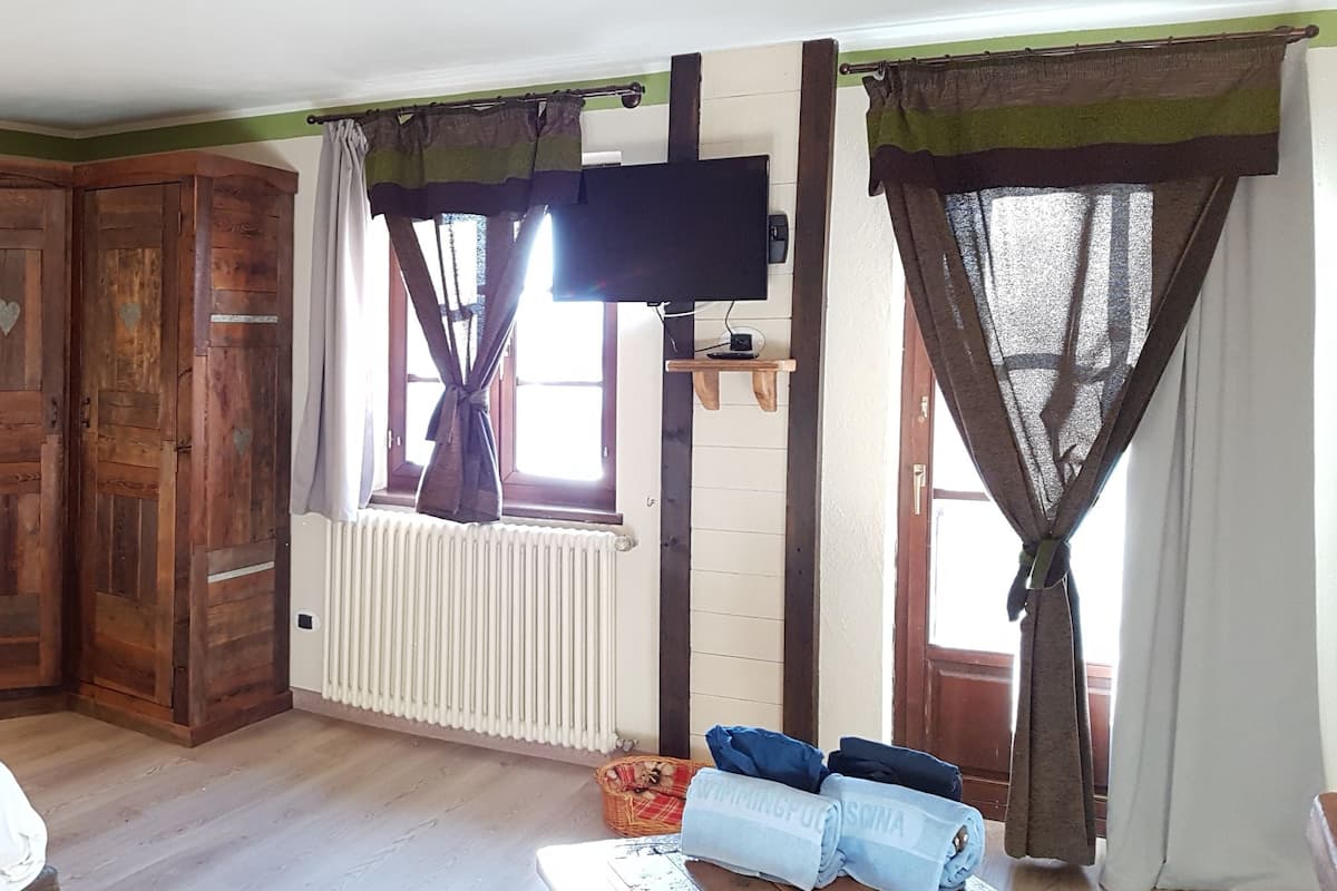 Comfort driepersoonskamer, balkon | Een kluis op de kamer, een bureau, verduisterende gordijnen, babybedden