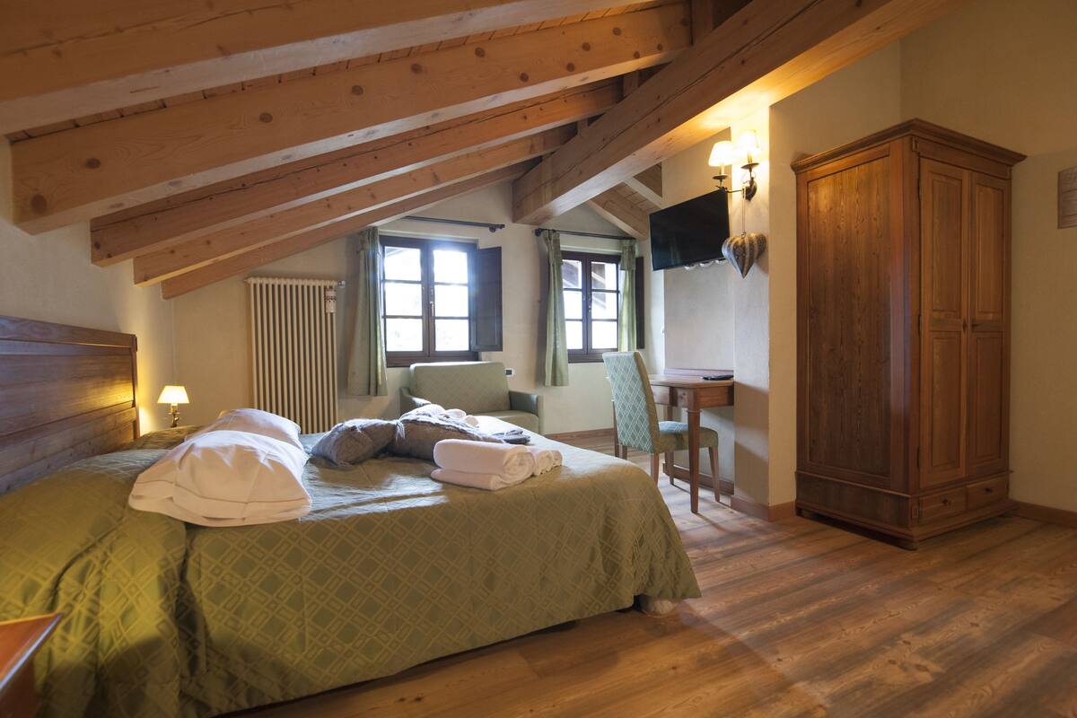 comfort triple room, balcony | in-room safe, desk, blackout curtains, cots/infant beds