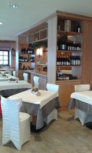 Breakfast, lunch, dinner served; Italian cuisine, alfresco dining  - Maison Cly Hotel & Restaurant (Chamois)