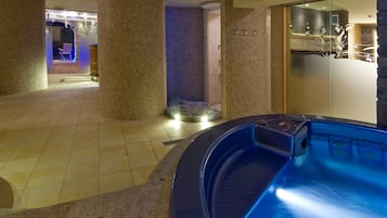Sauna, hot tub, steam room, 2 treatment rooms, massages