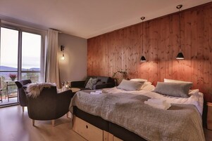 Cortinas blackout, tabla de planchar con plancha, cunas y wifi gratis 