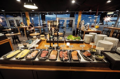 Café da manhã com buffet grÔtis todos os dias