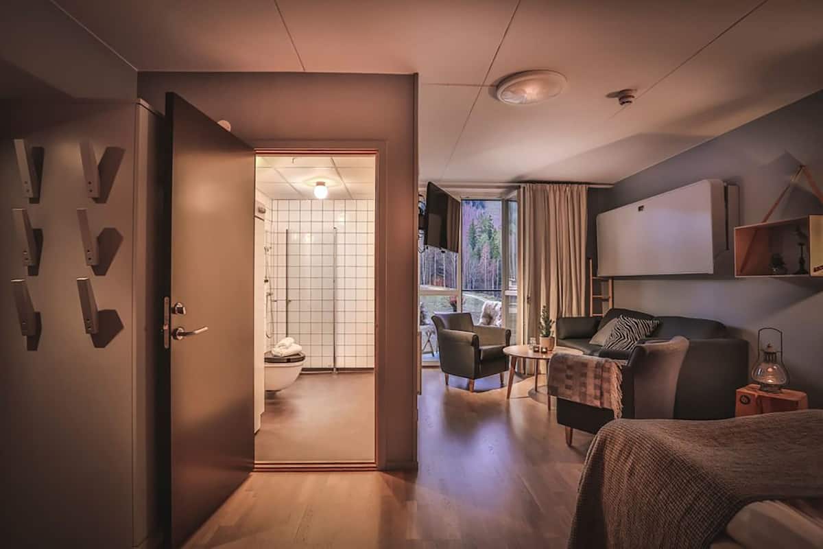 Family Room (Plus) | Blackout curtains, iron/ironing board, cots/infant beds, free WiFi