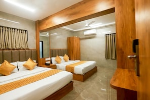 Quarto quádruplo luxo | Roupas de cama premium, Wi-Fi de cortesia, roupa de cama