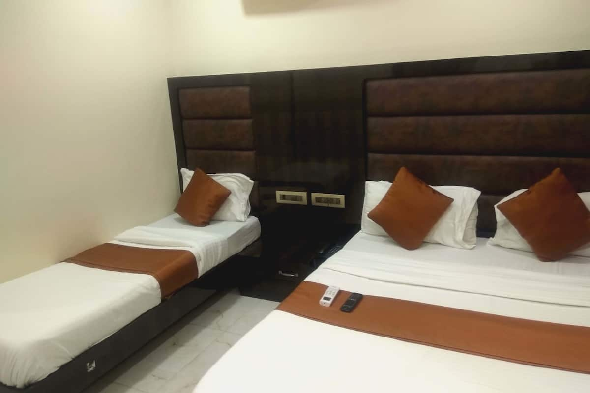 Deluxe Triple Room, 1 Bedroom | Premium bedding, soundproofing, free WiFi, bed sheets