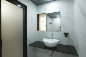 Chuveiro, produtos de toalete grátis, toalhas de banho, sabonete