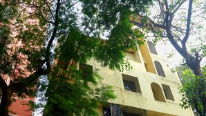 Un edificio de varios pisos con balcones y un letrero que dice Hotel Arishma.