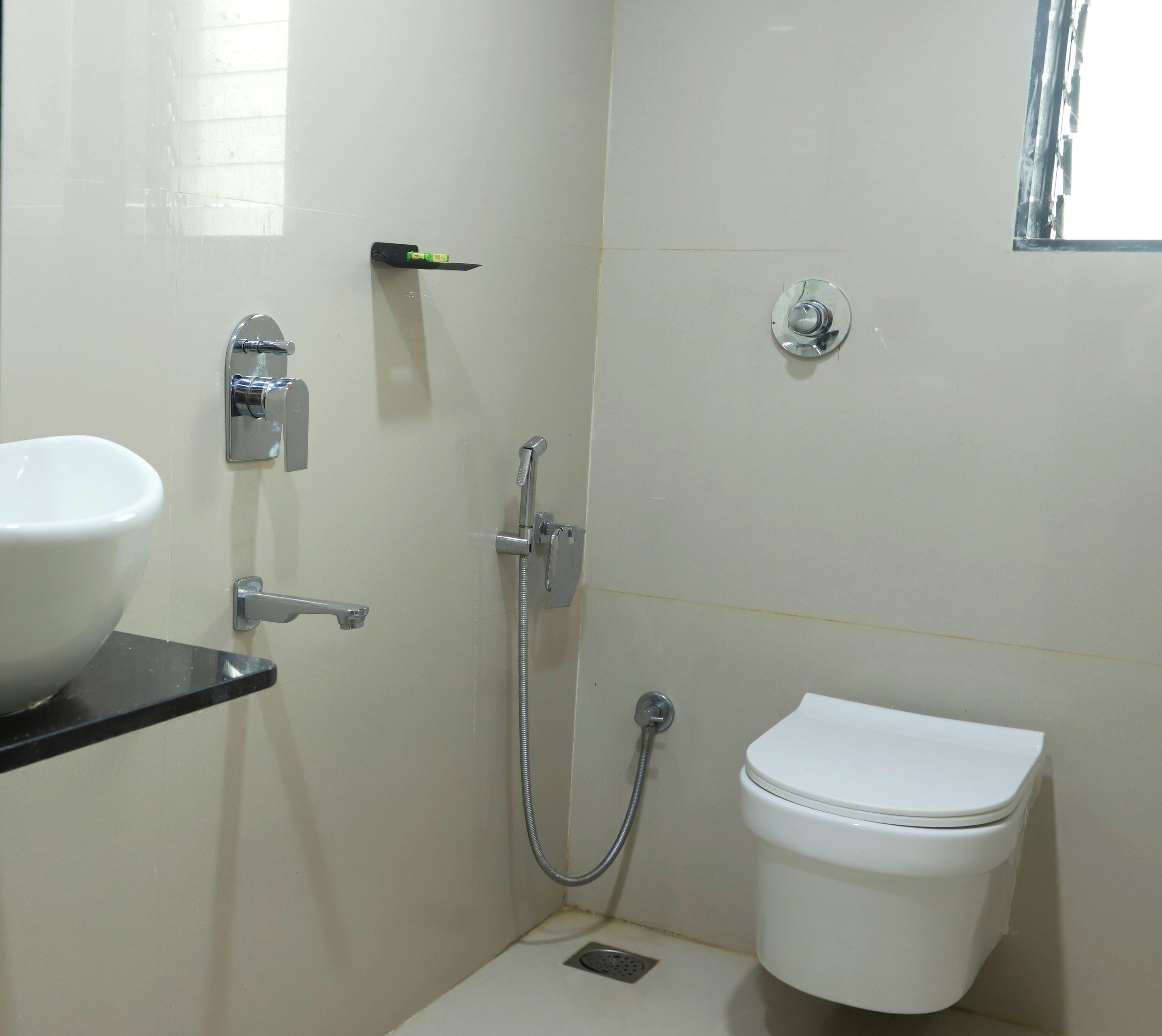Un baño pequeño con un lavamanos blanco, inodoro y ducha.